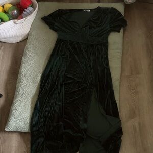 Chic Velvet Maxi Dress in Deep Green